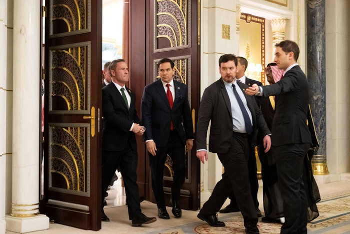 El secretario de Estado de Estados Unidos, Marco Rubio, y el asesor de seguridad nacional de Estados Unidos, Mike Waltz, el 11 de marzo, tras reunirse con una delegación ucraniana en Yeda. · Foto: Saul Loeb, POOL, AFP