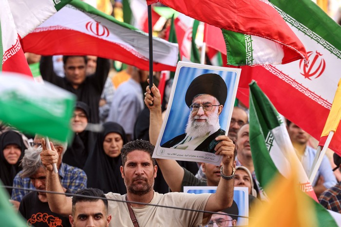Iraníes celebran el alto el fuego entre Irán e Israel, el 24 de junio, en la plaza Enghlab, en Teherán. · Foto: Atta Kenare, AFP
