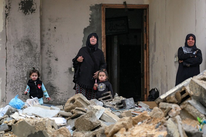 Mujeres y niños en el campamento de refugiados palestinos de Shati, el 11 de febrero, al norte de la ciudad de Gaza. · Foto: Bashar Taleb, AFP