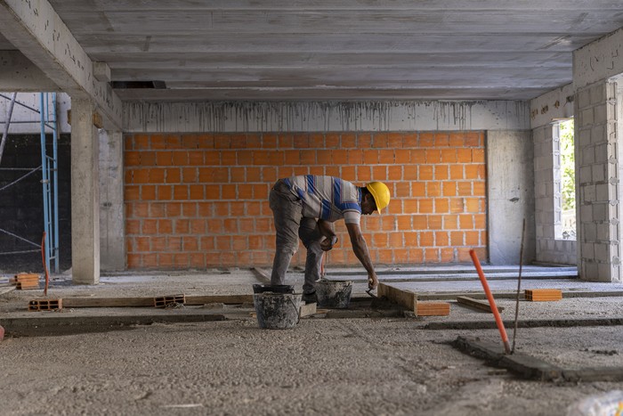 Obra en la calle Ciudadela, Montevideo. · Foto: Ernesto Ryan