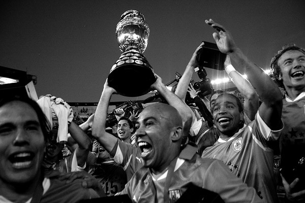 Los jugadores de Uruguay festejan la obtención del título de la Copa América ante Paraguay en Buenos Aires. · Foto: Javier Calvelo