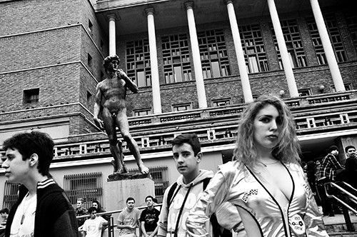 Participantes de la Quinta edición de OneUp 2014 Convención Gamer ayer en la explanada de la Intendencia de Montevideo. / Foto: Fernando Morán