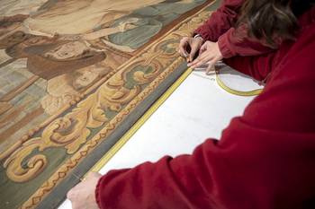 Imagen de la restauración del tapiz _La Rendición de Breda_ en la Real Fábrica de Tapices de Madrid.