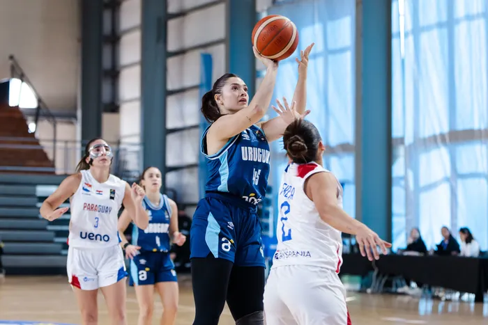 Josefina Rivera, de Uruguay, el 9 de agosto, contra Paraguay en el Sudamericano femenino de básquetbol en Argentina. Foto: FIBA