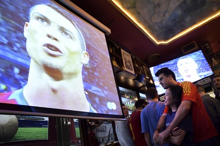 Imagen de Cristiano Ronaldo durante la transmisión del Mundial de Rusia en un bar de Madrid. · Foto: Óscar del Pozo, AFP Imagen de Cristiano Ronaldo durante la transmisión del Mundial de Rusia en un bar de Madrid. · Foto: Óscar del Pozo, AFP