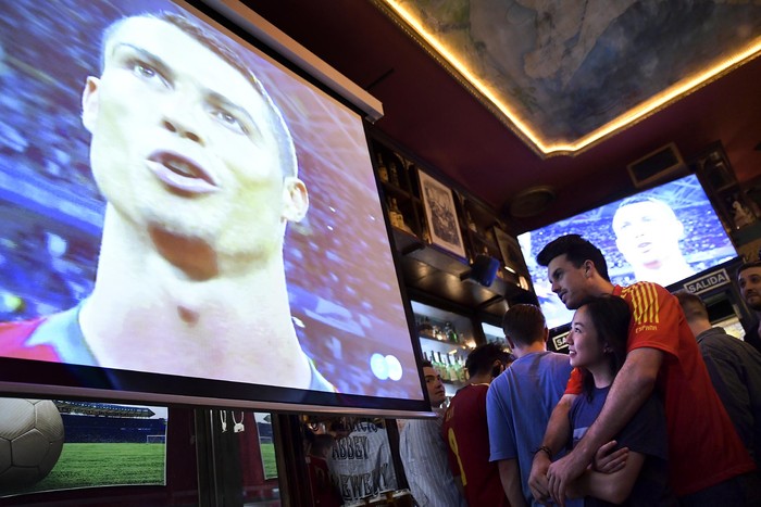 Imagen de Cristiano Ronaldo durante la transmisión del Mundial de Rusia en un bar de Madrid.  · Foto: Óscar del Pozo, AFP