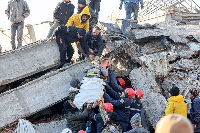 Rescatistas sacan a un sobreviviente de los escombros de un edificio destruido, en Kahramanmaras, Turquía (07.02.2023). · Foto: Adem Altan, AFP