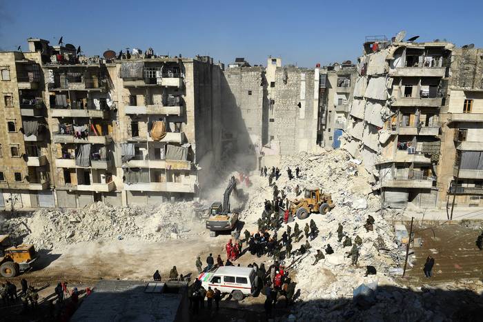 Edificio derrumbado en la ciudad norteña de Alepo, Siria (09.02.2023). · Foto: AFP
