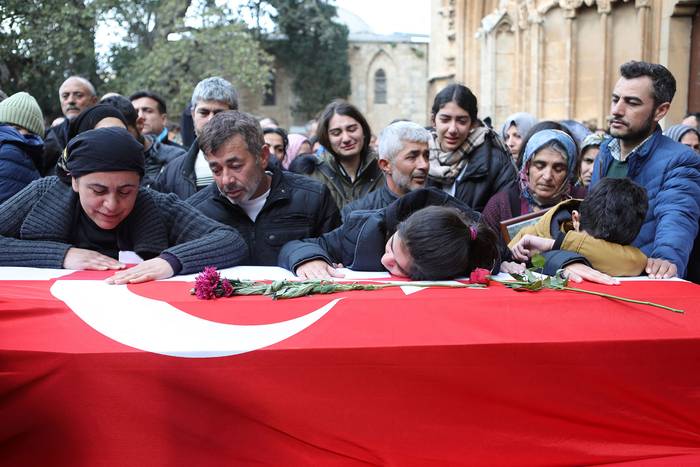 Funeral de una de las víctimas del terremoto, el 11 de febrero, en Famagusta, en el estado separatista turcochipriota del norte de Chipre. · Foto: Birol Bebek, AFP