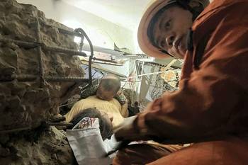 Trabajos de rescate de una madre y su hijo en un edificio colapsado en Naypyidaw, Birmania. · Foto: Sai Aung Main, AFP