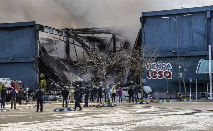 Incendio en Tienda Inglesa (archivo, agosto de 2022). · Foto: Natalia Ayala