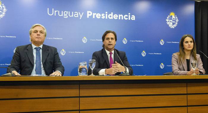 Francisco Bustillo, Luis Lacalle Pou y Carolina Ache, en conferencia de prensa, este miércoles, en la Torre Ejecutiva. · Foto: Alessandro Maradei