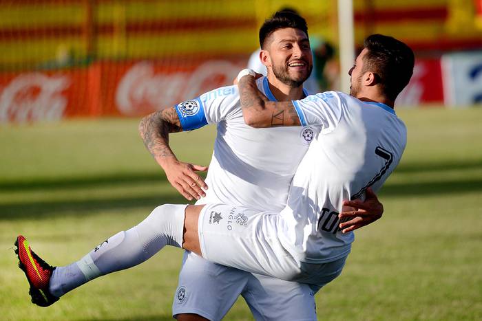 Álvaro Brun y Leonardo Pais festejan el segundo gol de Torque ante Progreso. Foto: Pablo Vignali 