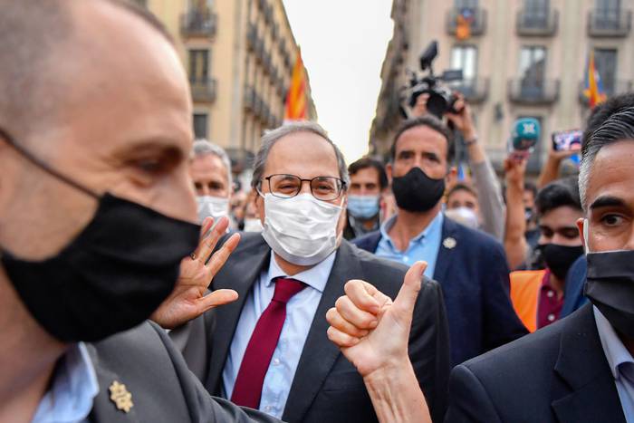 Quim Torra (c), presidente regional catalán, durante una manifestación organizada por la Asamblea Nacional
Catalana y Omnium Cultural, el 28 de setiembre, en Barcelona.
 · Foto: Pau Barrena, AFP