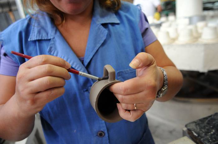 Trabajadora en planta industrial de cerámicas (archivo, febrero de 2014). · Foto: Nicolás Celaya