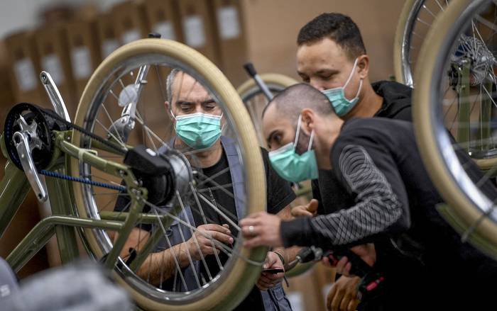 Empleados de la fábrica de bicicletas InCycles Bike Group, el 15 de octubre de 2021, en Portugal. · Foto: Patricia De Melo Moreira / AFP