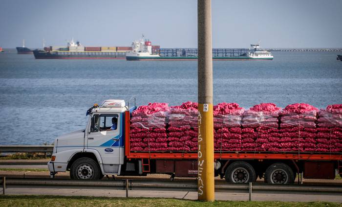 Transporte de carga en los accesos a Montevideo (archivo, marzo de 2017). · Foto: Javier Calvelo, adhocFOTOS