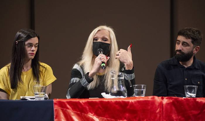 Pía Carrasco, Karina Pankievich y Daniel Márquez, durante un conversatorio por los 3 años de la  aprobación de la ley trans, en la Sala Delmira Agustini del teatro Solís (08.09.2022). · Foto: Alessandro Maradei