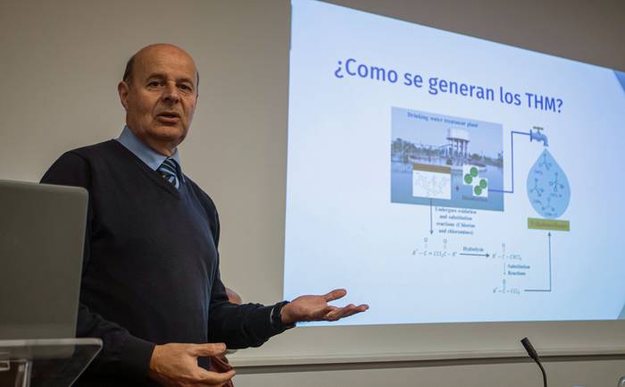 Eleuterio Umpiérrez en la actividad informativa sobre trihalometanos, en el Instituto de Higiene (10.07.2023). · Foto: Rodrigo Viera Amaral
