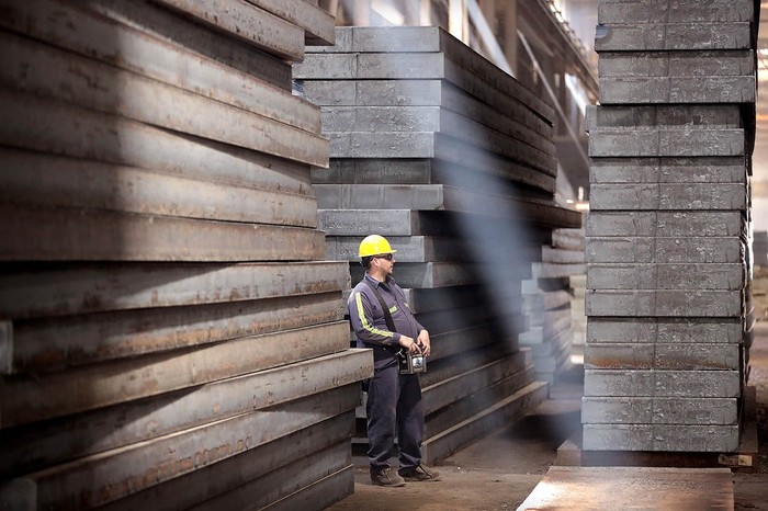 Trabajador en una planta de la empresa rusa NLMK en Indiana, Estados Unidos. NLMK produce la cuarta parte del total mundial de losas de acero. La industria se prepara para el impacto de los cambios propuestos recientemente por Trump. Foto: Scott Olson, Getty Images, AFP.