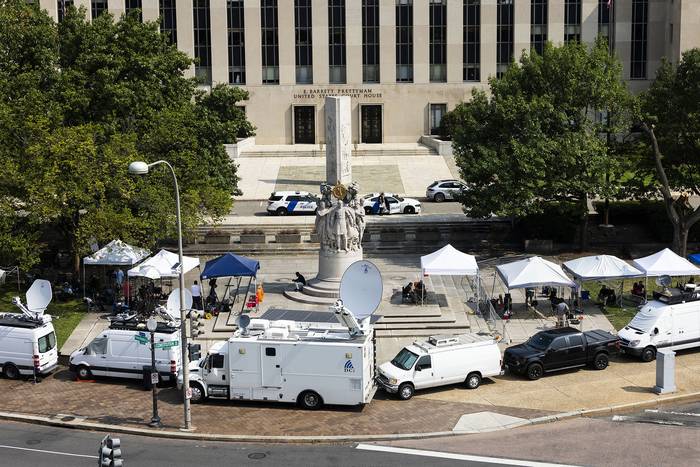 Móviles de prensa frente al Palacio de Justicia de los Estados Unidos, en Washington, donde sigue el juicio a Donald Trump (02.08.2023). · Foto: Jim Lo Scalzo, Efe