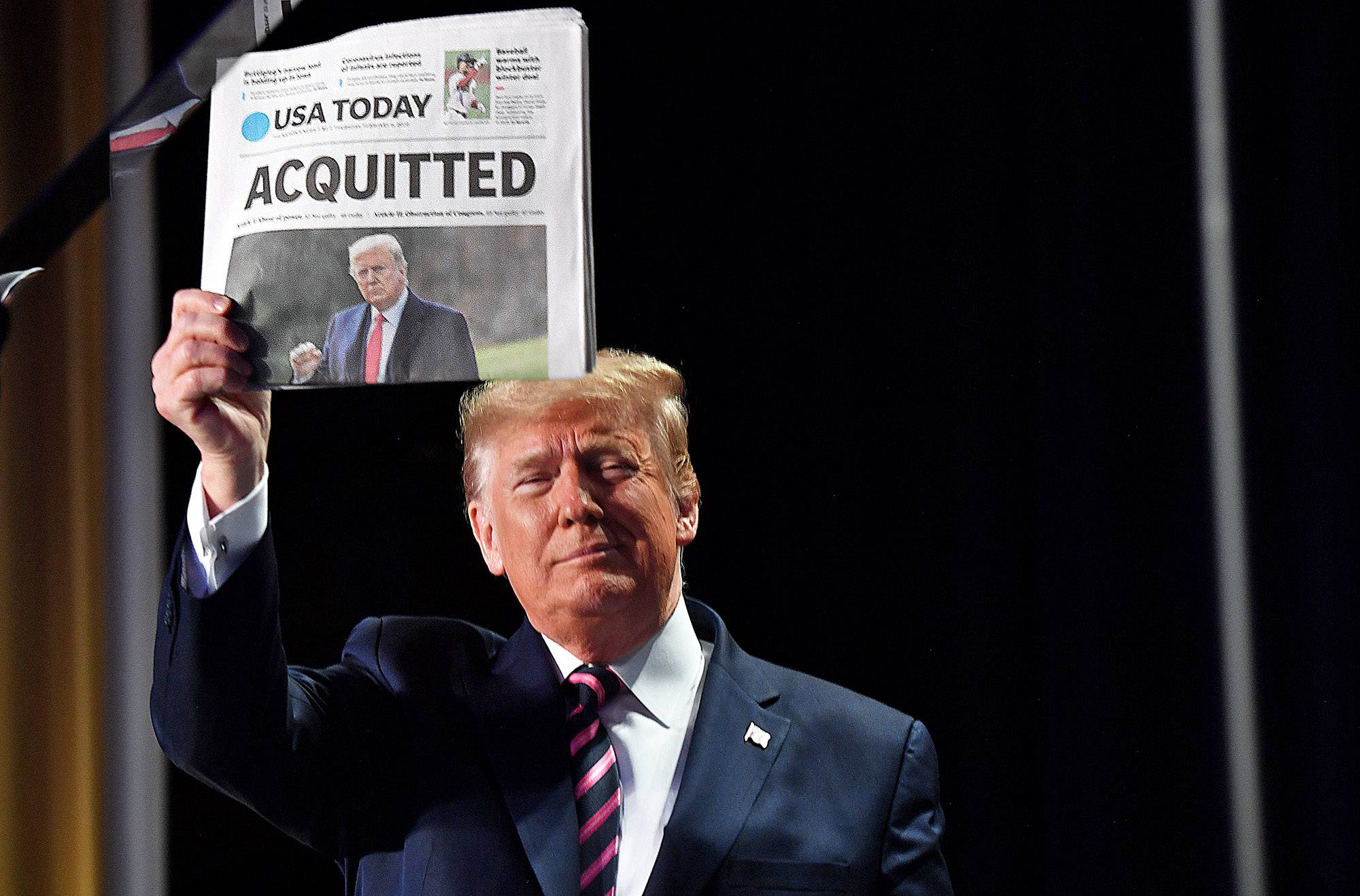 Donald Trump sostiene un diario con el titular "Absuelto", el jueves, en Washington.