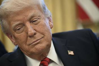 Donald Trump, el 17 de abril, en la Oficina Oval de la Casa Blanca. · Foto: Brendan Smialowski, AFP