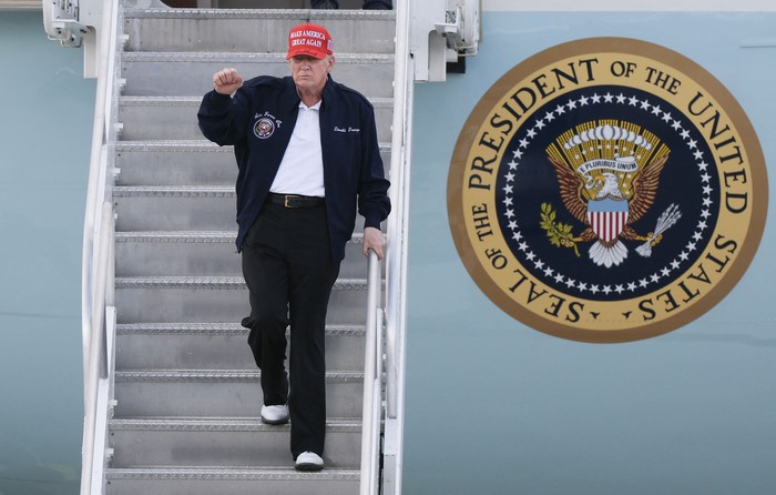 Donald Trump, el 19 de febrero, en el Aeropuerto Internacional de Miami, Florida. · Foto: Joe Raedle, AFP