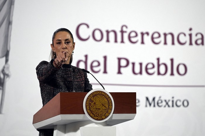 Claudia Sheinbaum, presidenta de México, durante su conferencia de prensa diaria en el Palacio Nacional en Ciudad de México, el 28 de enero. · Foto: Alfredo Estrella, AFP