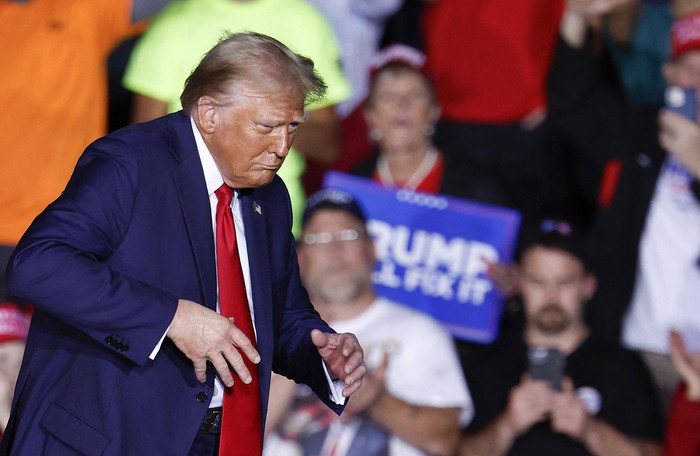 Donald Trump después de hablar en su último acto de campaña en el Van Andel Arena, en Grand Rapids, Michigan. · Foto: Kamil  Krzaczynski, AFP