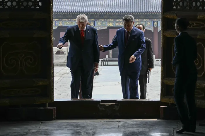 Donald Trump y Xi Jinping, el 14 de mayo en el Templo del Cielo, en Pekín. · Foto: Brendan Smialowski, AFP