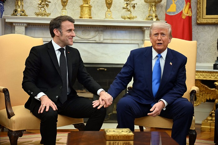 Emmanuel Macron, presidente francés, y Donald Trump, presidente estadounidense, el 24 de febrero, en la Oficina Oval de la Casa Blanca. · Foto: Jim Waston, AFP