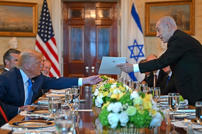 El primer ministro israelí, Benjamin Netanyahu (der.), entrega una carta al presidente estadounidense, Donald Trump, durante su reunión en la Sala Azul de la Casa Blanca, el 7 de julio. · Foto: Andrew Caballero Reynolds, AFP El primer ministro israelí, Benjamin Netanyahu (der.), entrega una carta al presidente estadounidense, Donald Trump, durante su reunión en la Sala Azul de la Casa Blanca, el 7 de julio. · Foto: Andrew Caballero Reynolds, AFP