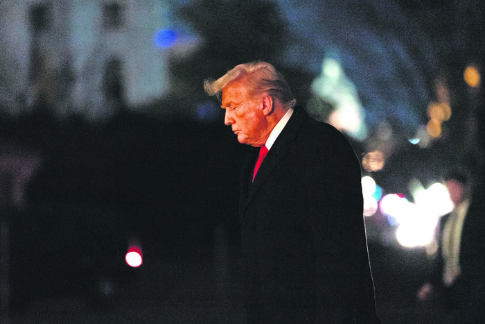 Donald Trump llega a la Casa Blanca, luego de un viaje a Nueva Orleans, Luisiana, para el Super Bowl. · Foto: Allison Robbert, AFP