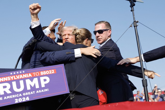 Donald Trump es retirado del escenario, luego de ser herido en un acto en Pensilvania. · Foto: Anna Moneymaker, Getty Images, AFP