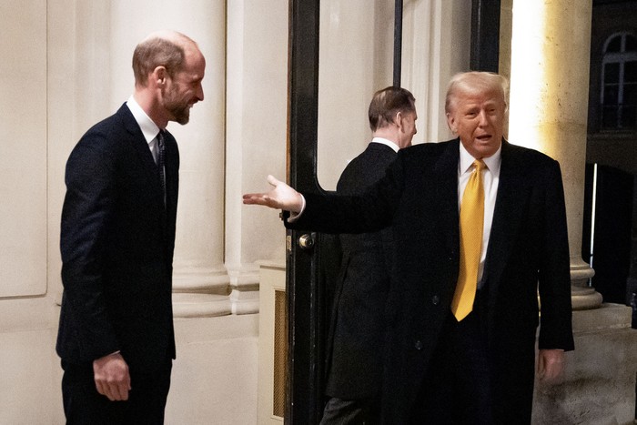 Príncipe William de Gales y Donald Trump, el 7 de diciembre, en París. · Foto: Aaron, Chow, Pool, AFP