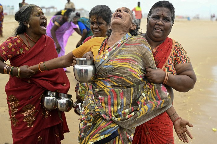 Rituales durante una ceremonia celebrada en honor a las víctimas del tsunami, el 26 de diciembre, en la playa de Pattinapakkam, en Chennai, India (Foto: R Satish Babu, AFP).