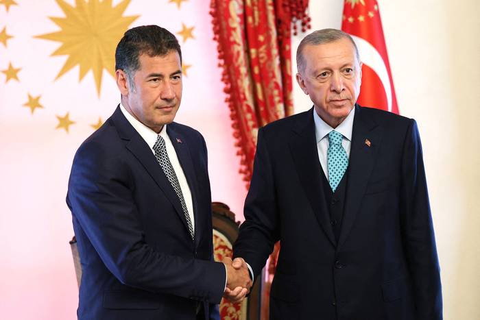 Sinan Ogan, ex candidato presidencial de la Alianza ATA, y Recep Tayyip Erdogan, presidente turco, en Estambul (22.05.2023). · Foto: Presidencia turca