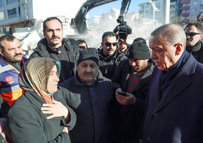 Recep Tayyip Erdogan, presidente turco, visita un edificio derrumbado en Hatay, Turquía (08.02.2023). · Foto: Gobierno turco
