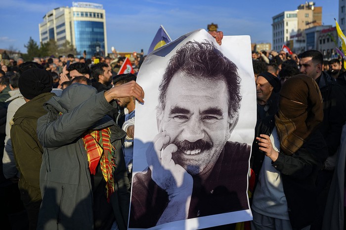 Manifestación con la imagen del líder encarcelado del Partido de los Trabajadores del Kurdistán, Abdullah Öcalan, el 27 de febrero, en Diyarbakir, sureste de Turquía. · Foto: Yasin Akgul, AFP