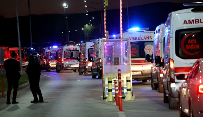 Ambulancias esperan a lo largo de una carretera principal de Kahramankazan, el 23 de octubre, al norte de Ankara, cerca de las Industrias Aeroespaciales Turcas. · Foto: Adem Altan, AFP