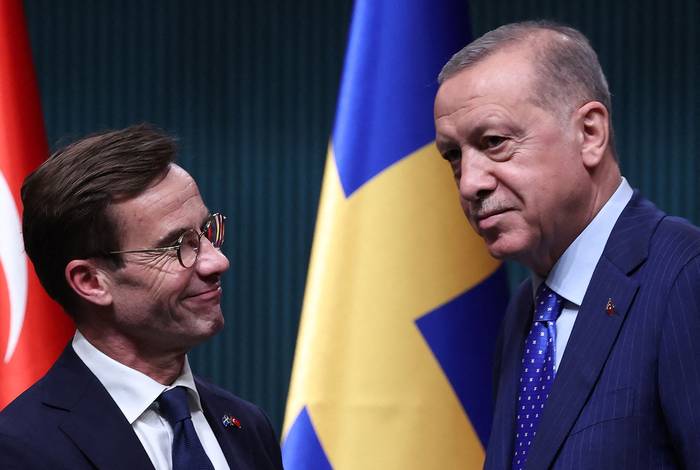 El presidente turco, Recep Tayyip Erdogan (d) y el primer ministro sueco, Ulf Kristersson, en el Palacio Presidencial de Ankara (08.11.2022). · Foto: Adem Altan, AFP