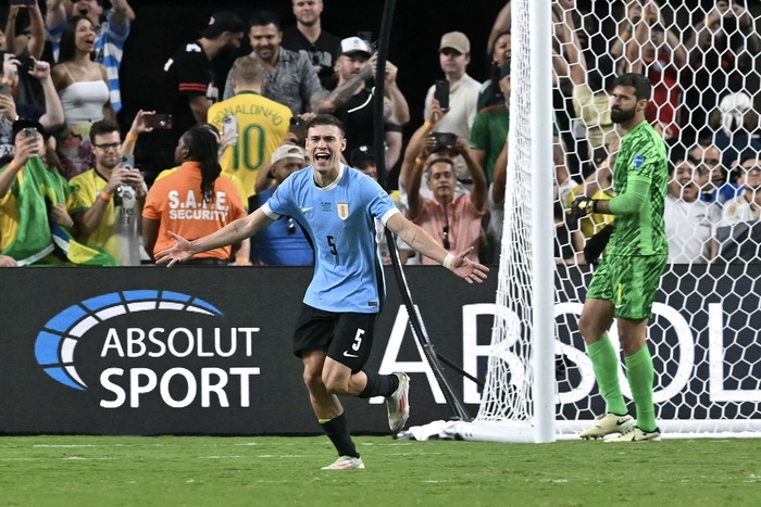 Manuel Ugarte, de Uruguay convierte el penal que lo clasifica a cuartos de final, el 6 de julio en Las Vegas. Foto: Frederic J. Brown, AFP