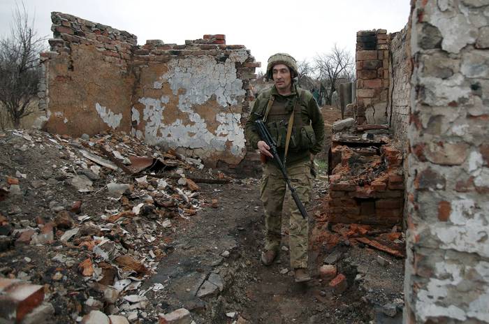 Un militar ucraniano patrulla cerca de la línea del frente con fuerzas separatistas respaldadas por Rusia, el lunes, cerca de la pequeña ciudad de Marinka, en la región de Donetsk. · Foto: AFP, s/d de autor