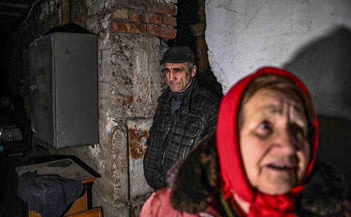Civiles se refugian en el sótano de su edificio, ayer, durante los bombardeos en la ciudad de Schastia, cerca de la ciudad de Lugansk, en el este de Ucrania. · Foto: Aris Messinis, AFP