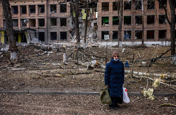 Vista de una calle de la ciudad de Vasylkiv, cerca de Kiev, ayer, después de un ataque con misiles rusos. · Foto: Dimitar Dilkoff / AFP
