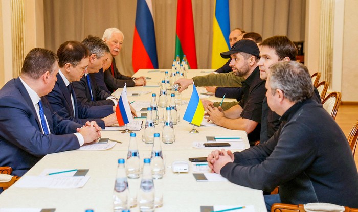 Miembros de delegaciones de Rusia y Ucrania sostienen conversaciones, ayer, en la región de Gomel, Bielorrusia. · Foto: Sergei Kholodilin, Belta, AFP