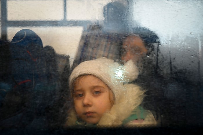 Ucranianos huyen de la guerra en un bus que se dirige a la capital de Moldavia, Chisinau, este miércoles, después de cruzar el puesto de control fronterizo entre Moldavia y Ucrania. · Foto: Nikolay Doychinov, AFP