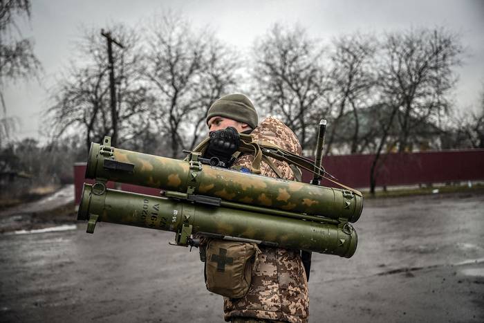 Un soldado ucraniano con un lanzador antitanque, este jueves, en el frente, al noreste de Kiev. · Foto: Aris Messinis, AFP
