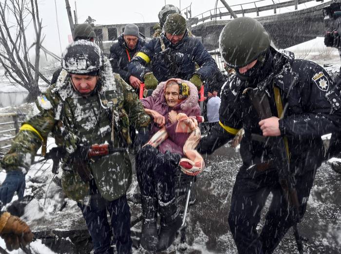 Evacuación de la ciudad de Irpin, ayer, al noroeste de Kiev. · Foto: Sergei Supinsky, AFP
